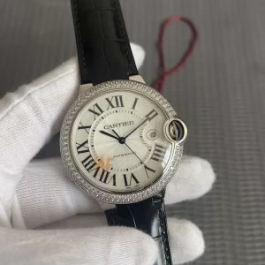 AF Quality! Natural Light Photography! Cartier Ballon Bleu 42mm Series. Large three-hand white dial with black leather strap, double-row external diamonds, Seagull 2824 mechanical movement, 5-layer fish-eye sapphire crystal, rounded and elegant, exuding noble charm.【Case】42mm x 13mm dimensions. 316L stainless steel case meticulously polished by AF watchmakers, radiating brilliant luster!